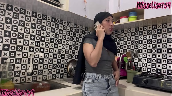 ARAB NIQAB MUSLIM WIFE VISIT MASSAGE, THE MASSEUR WANNA FUCK AND BY COCK SLIDDING TO HER GORGEOUS BODY