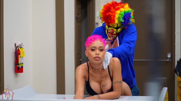 Gibby fucks hot ebony whore right before washing his clothes for the week