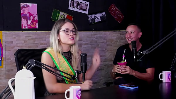 Gosta de fazer pornô explícito, e seu fetiche mais estranho foi gravar o barulho de seu estômago – Baby Fire (SHEER/RED)