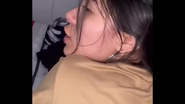 madrastra caliente me ofrece su coño mojado y cremoso