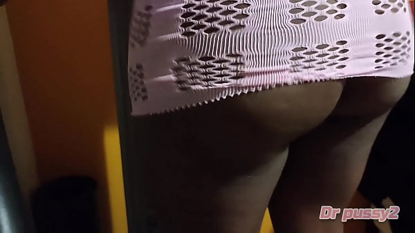Interracial porn / Ebony de lingerie acaba penetrada por vendedor de aparelhos de ginástica até ficar com a boca cheia de esperma